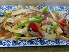 蘑菇炒肉-炕锅羊肉土火锅面片大王