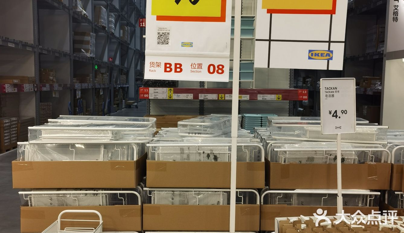 可以存放很多东西。三层隔板，不用时