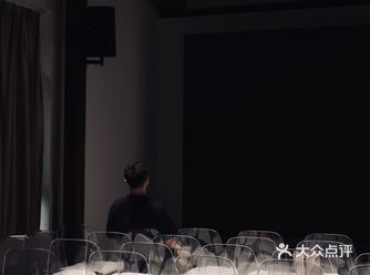 广州 CBD 森林中的湖边咖啡️展览