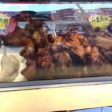 他们家的菜品以前都是很优惠也很好吃的、现在是看着很有食欲吃着味道也是一般般啦、藤椒鸡切的一片片的加入藤椒油卤汁吃着辣辣的很香、卤味鸡酱油的红烧的一整个鸡、两款都是鸡肉但是味道都不相同、看个人自己喜欢吃什么哦…