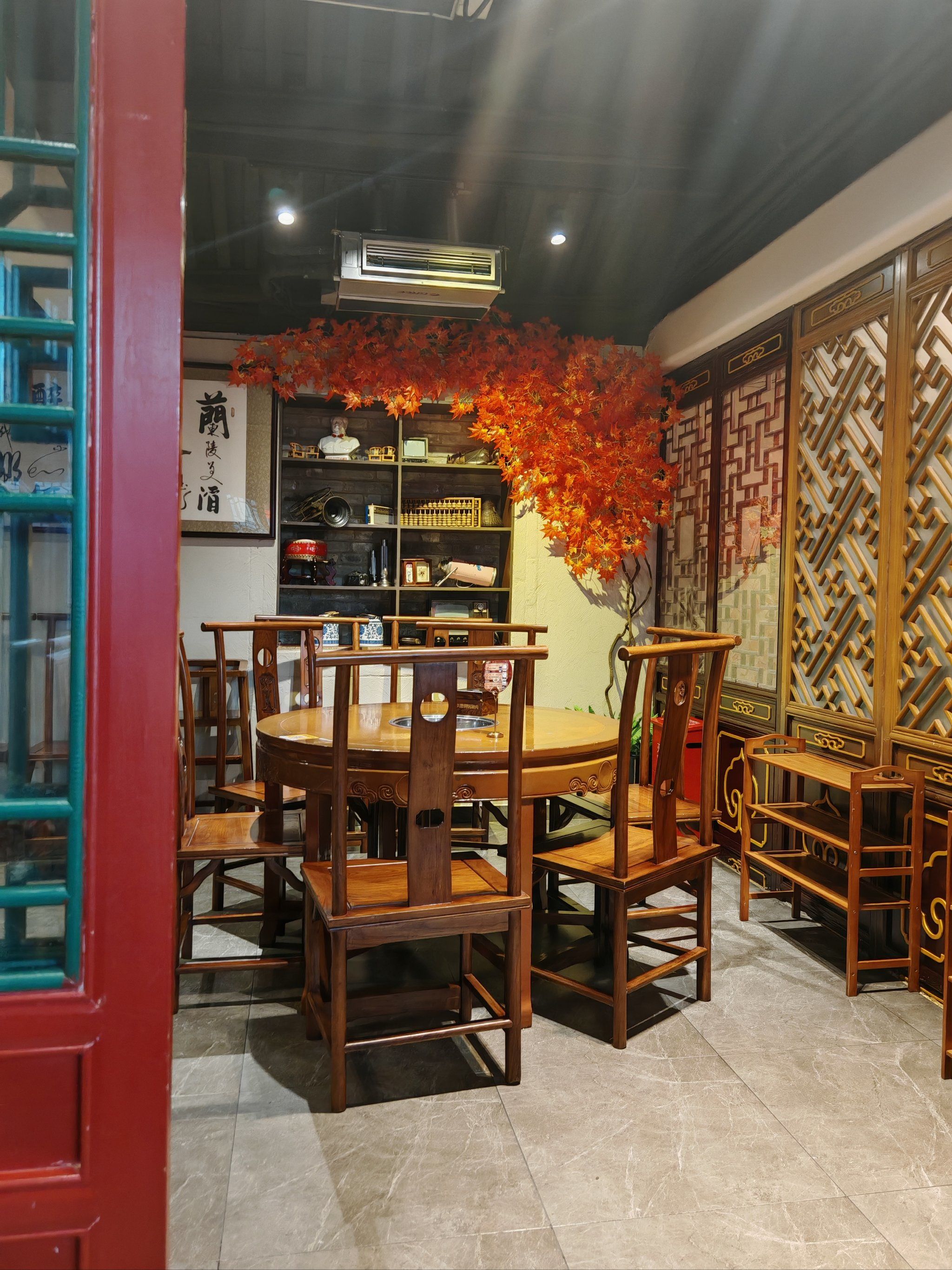 店里古色古香,环境很好,在深巷里,窜来窜