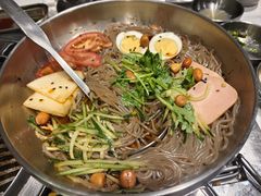 -山野的朋友露营炭火烤肉