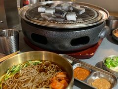 -围炉肉舍•炭烤活鳗•丹东海鲜烤肉(步行街店)