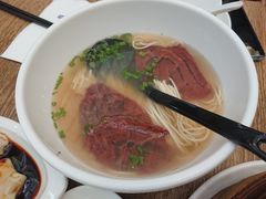 紅燒牛肉拉麵-翡翠拉面小笼包(机场DFS店)