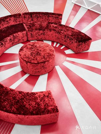 作为设计师，他们有责任帮助客户，倾听他们的需求