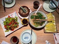 皱皮椒炒牛肝菌-缘生态云南菜·野生菌庭院餐厅(华侨城店)