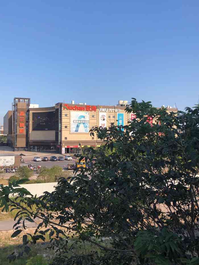 欧尚商场:这家商场位于6号地铁洲海路1号口出来就能看见这欧尚中心,b1