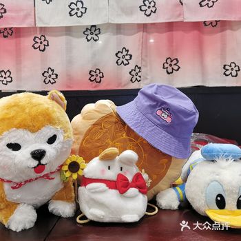 今天又和闺蜜来三里屯抓娃娃啦 给LLJ夹机占打电话