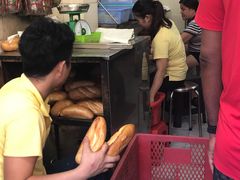 -Bánh Mì Huynh Hoa