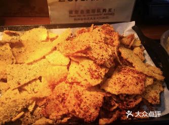 走在永兴坊必吃街的路上，在卖糍粑的旁边，看到袋子装的