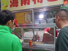 -海南大学南门小吃一条街