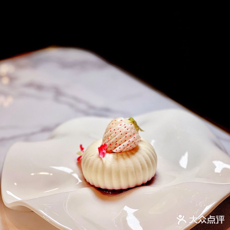 高甜预警｜情人节氛围拉满的烛光晚餐🌹餐厅一楼是玫瑰花花海～