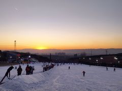 -采薇庄园四季滑雪场