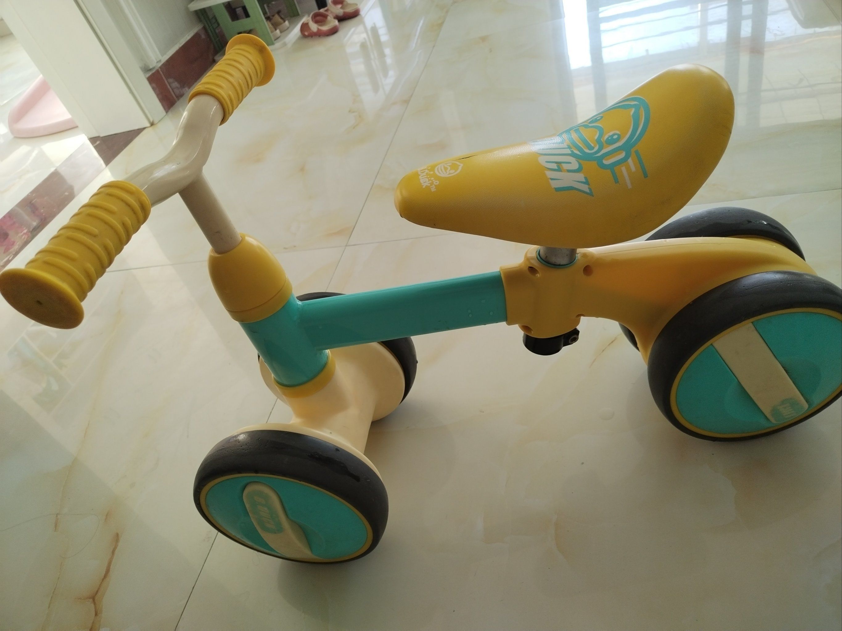 儿童乐园的滑板车