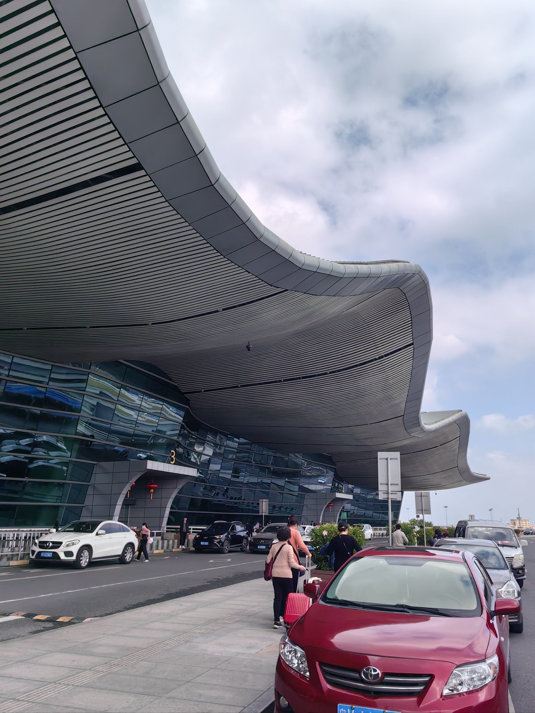 飞机飞行3个小时,就已经从寒冷的帝都飞到了岭南地区,山川河流地形