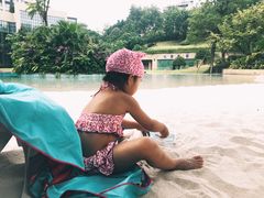 室外泳池好看旁边是儿童乐园适合小宝-成都保利公园皇冠假日酒店(熊猫基地店)
