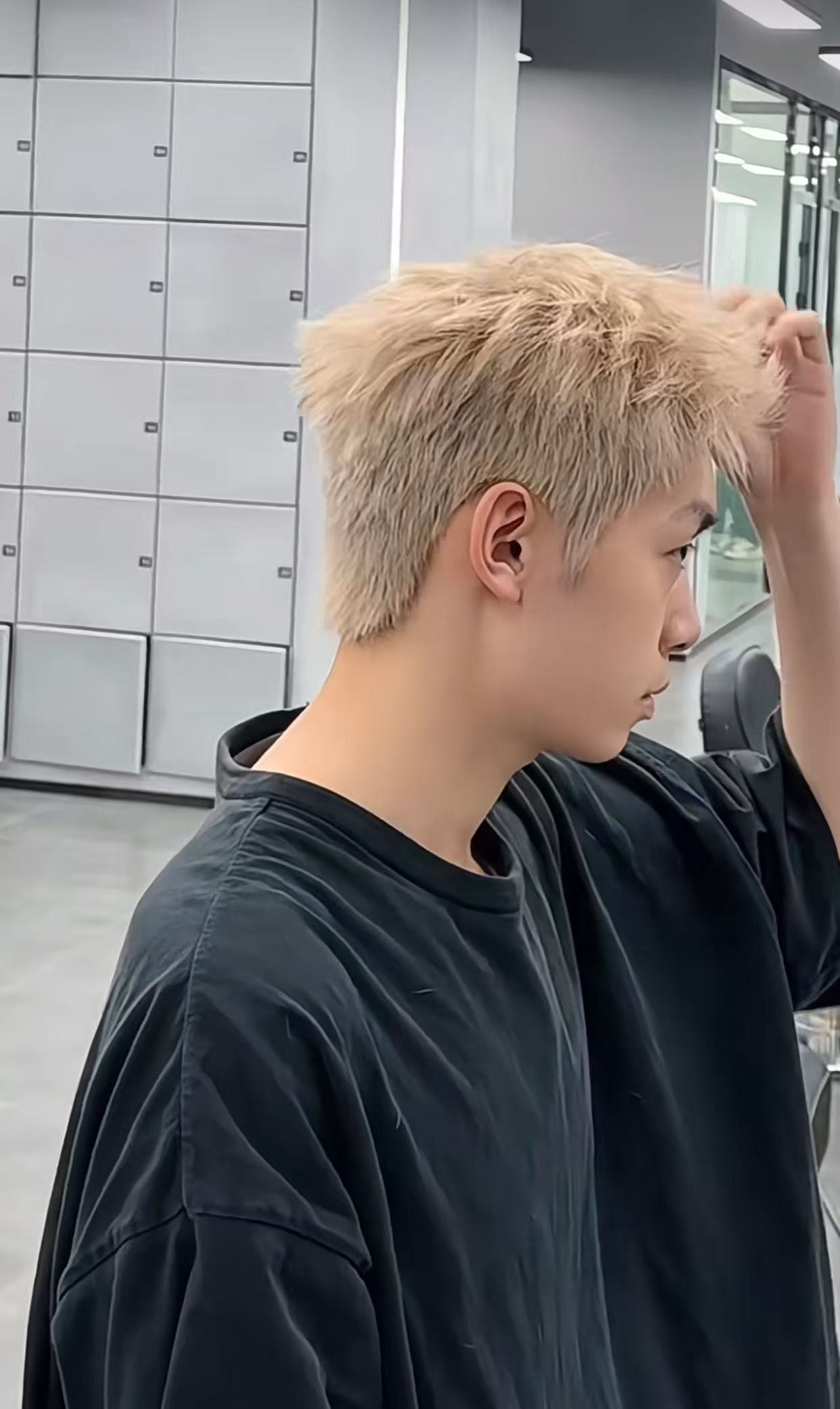 帅到爆炸的男生发色奶茶灰棕色