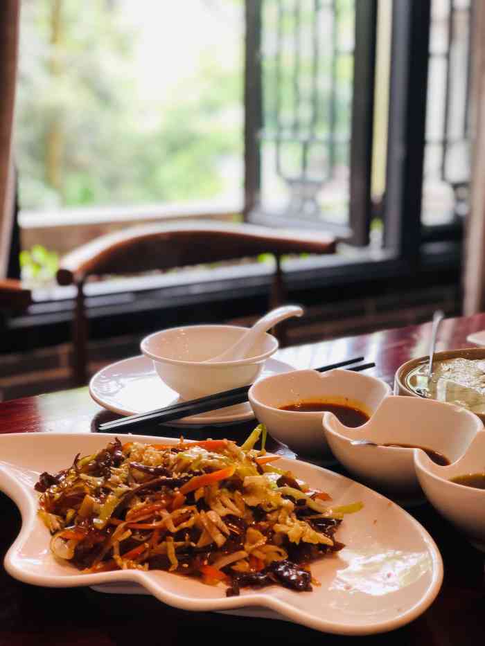 华岩寺素食餐厅"每次到华岩来遛弯经过餐厅,都会咽一口口.