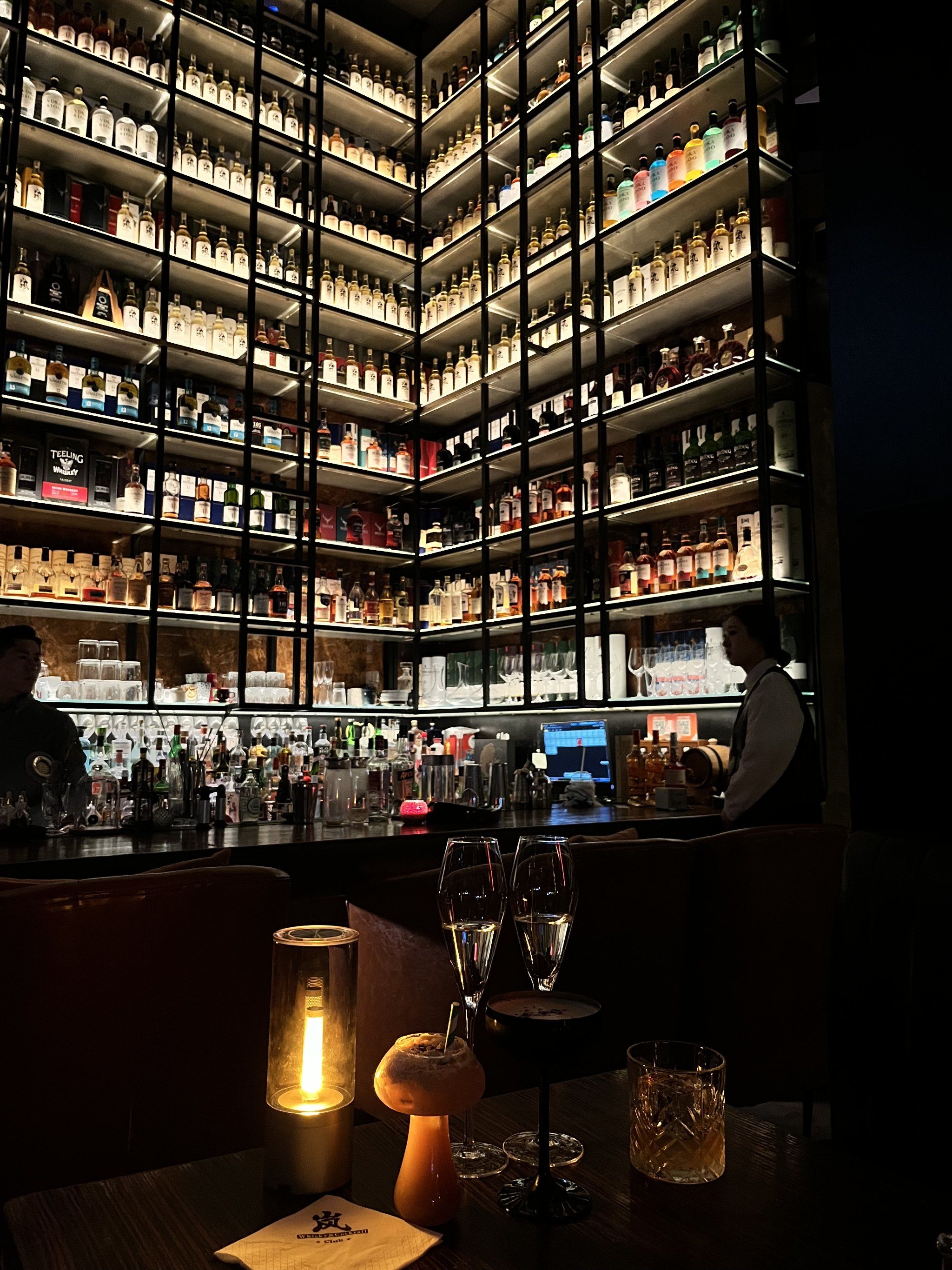 超高层空间漂亮的二层小酒吧