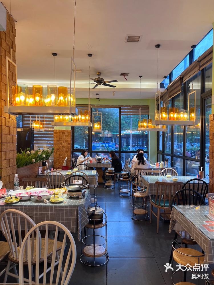 在长沙有很多家分店生意很好饭店基本每次都能坐满湘菜鲜香辣的