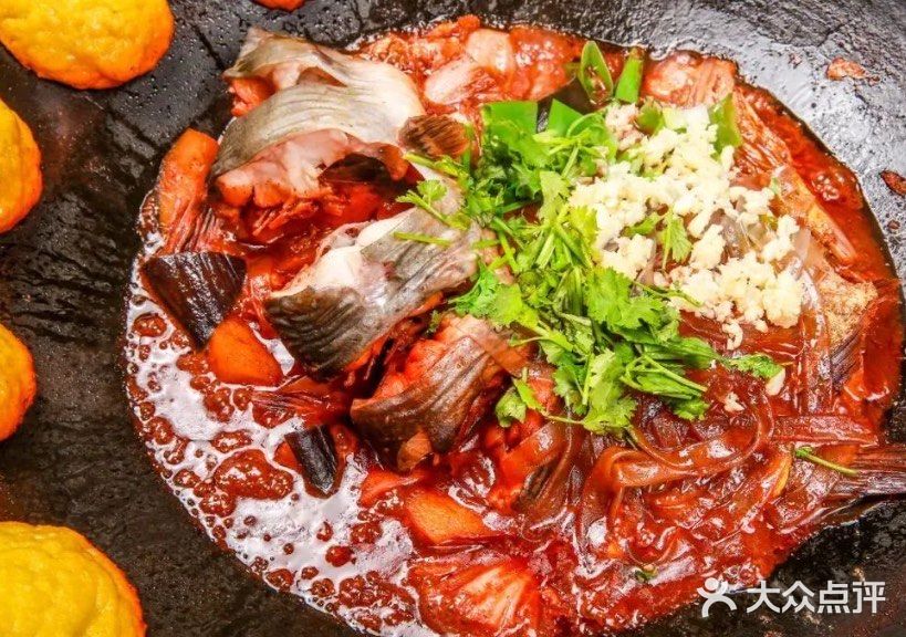 鱼肉在锅里炖大概10几分钟后 阿姨就会在锅边贴上玉米饼