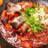 鱼肉在锅里炖大概10几分钟后 阿姨就会在锅边贴上玉米饼