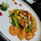 这次来，发现有送餐机器人来送餐。孩子围着机器人到处走