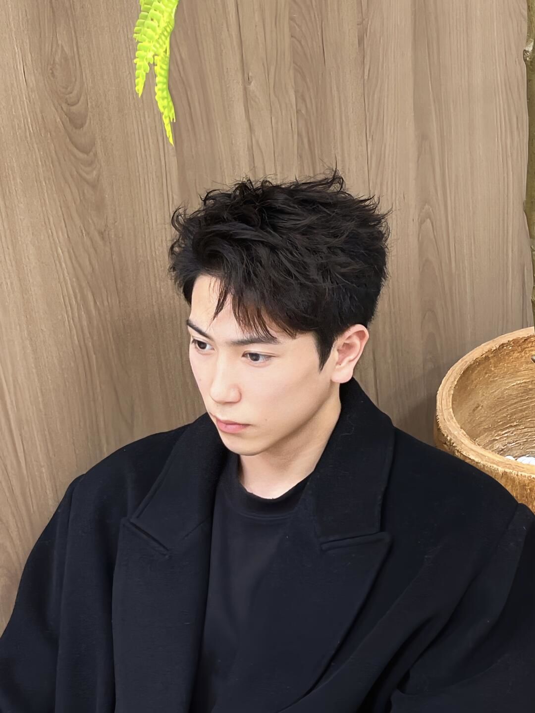 三七分发型是一种经典又时尚的造型.以下是