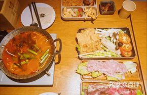 Qian Flavor Sour Soup Snowflake Beef Hot Pot