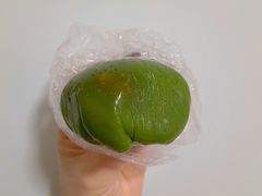咸蛋黄肉松青团-白玉兰传统小吃
