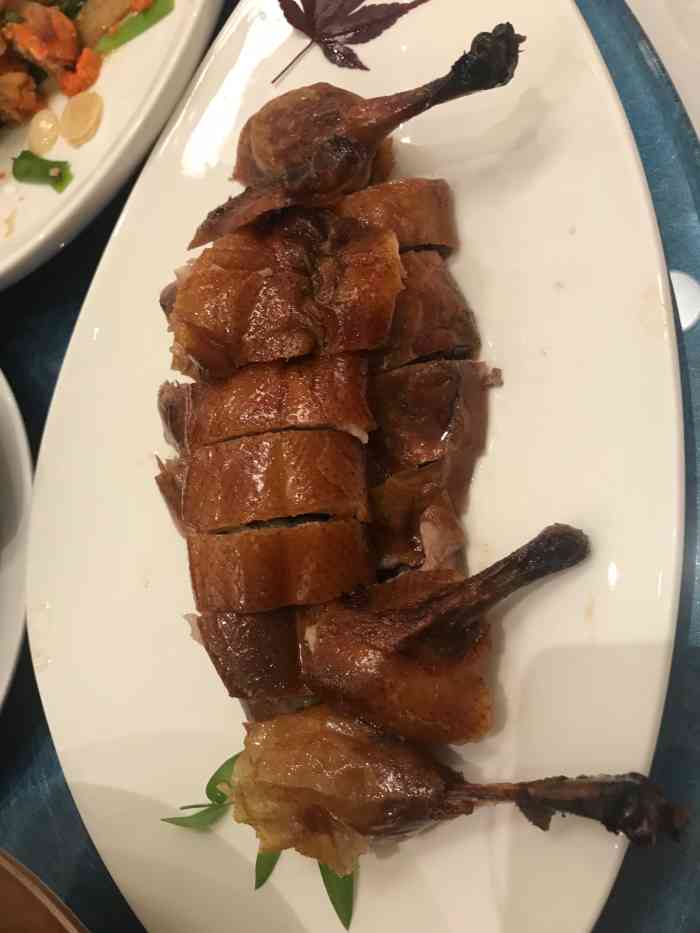 闺蜜聚聚,选择在人民广场附近新世界的9楼圆苑门店,粤菜本帮菜, 脆皮