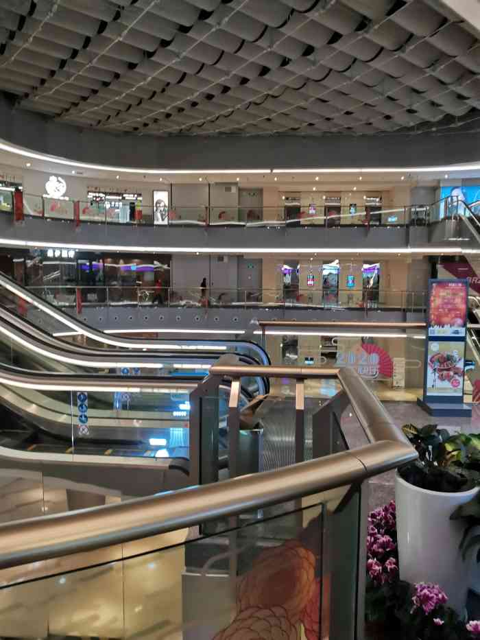 电梯口的设计蛮有意思的,好玩儿,就是商场没有什么人流
