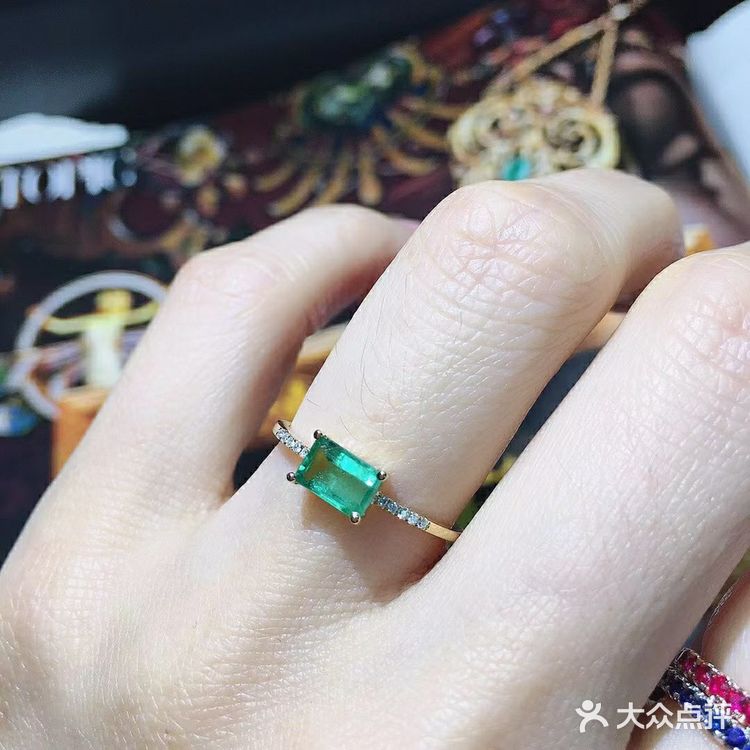 方形祖母绿戒指