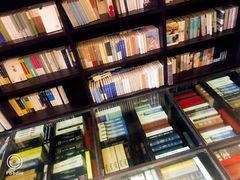 -钟书阁(松江泰晤士小镇店)