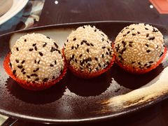 黑沙芝麻球-皇后餐厅-煲仔·小菜·打边炉(古北店)