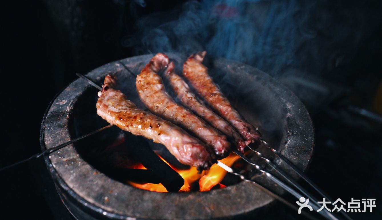 架一炭炉，几串烤肉，一杯冰啤，钟情于夜晚的静