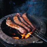 架一炭炉，几串烤肉，一杯冰啤，钟情于夜晚的静