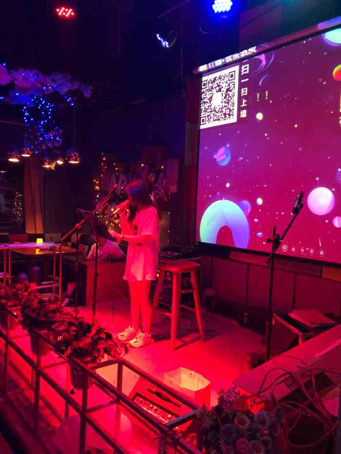 地方就在大上海二楼,比较好找.