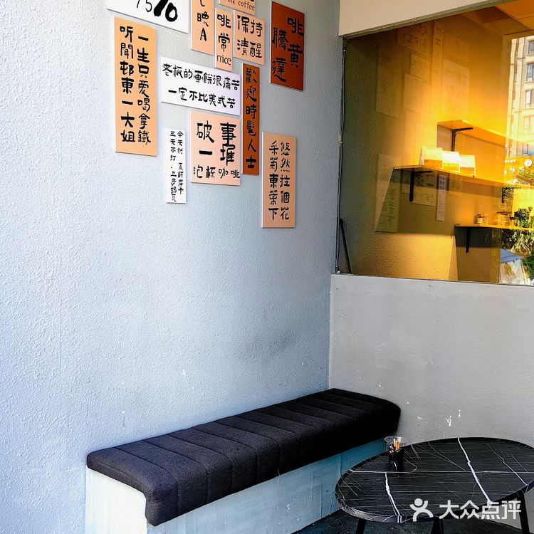 小店新开在上亿广场对面的街边，确实有点偏