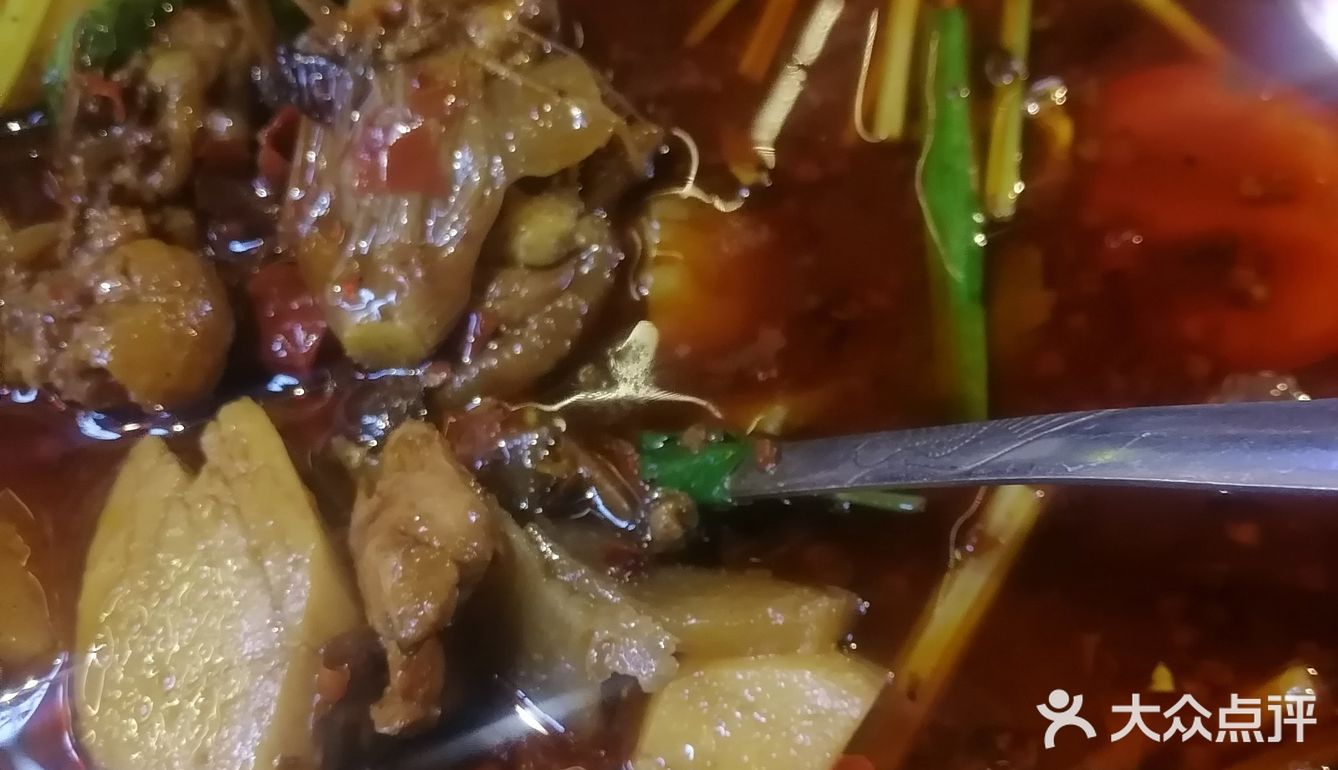 汤锅冒热气