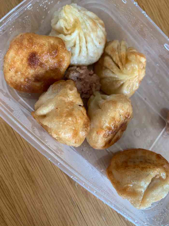 早上点外卖 想吃包子 在美团上搜索看到这家评价还不错 而且销售量也