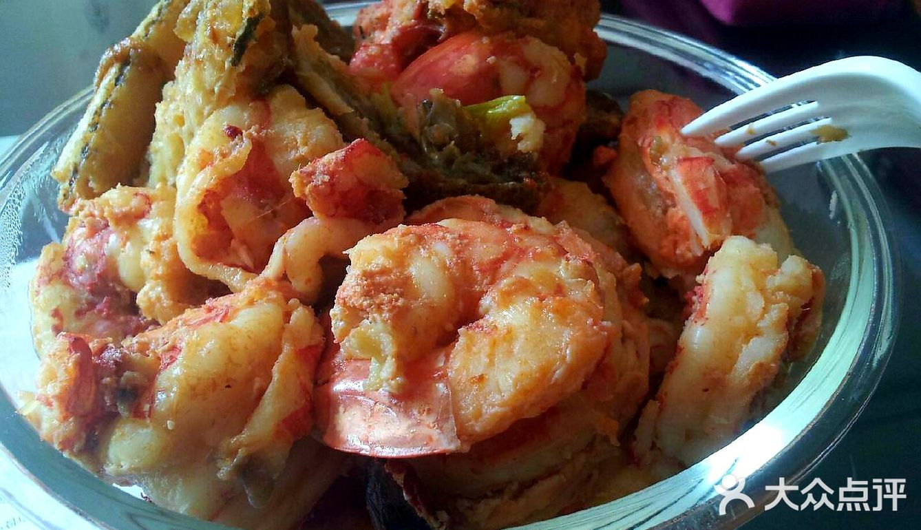 炒虾蟹料理，将葱姜末倒入热油勺中煸炒后，而后加入蟹＆