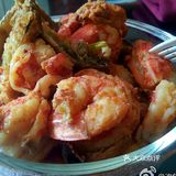 炒虾蟹料理，将葱姜末倒入热油勺中煸炒后，而后加入蟹＆