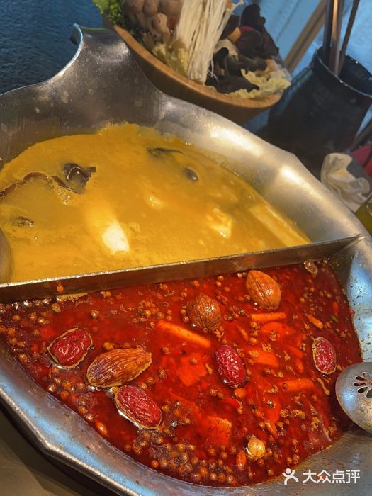 湊湊火锅·茶憩(世博大道店)台式麻辣花胶鸡鸳鸯锅图片