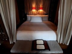 安缦颐和庭院套房-主卧室床榻全景-北京颐和宾馆