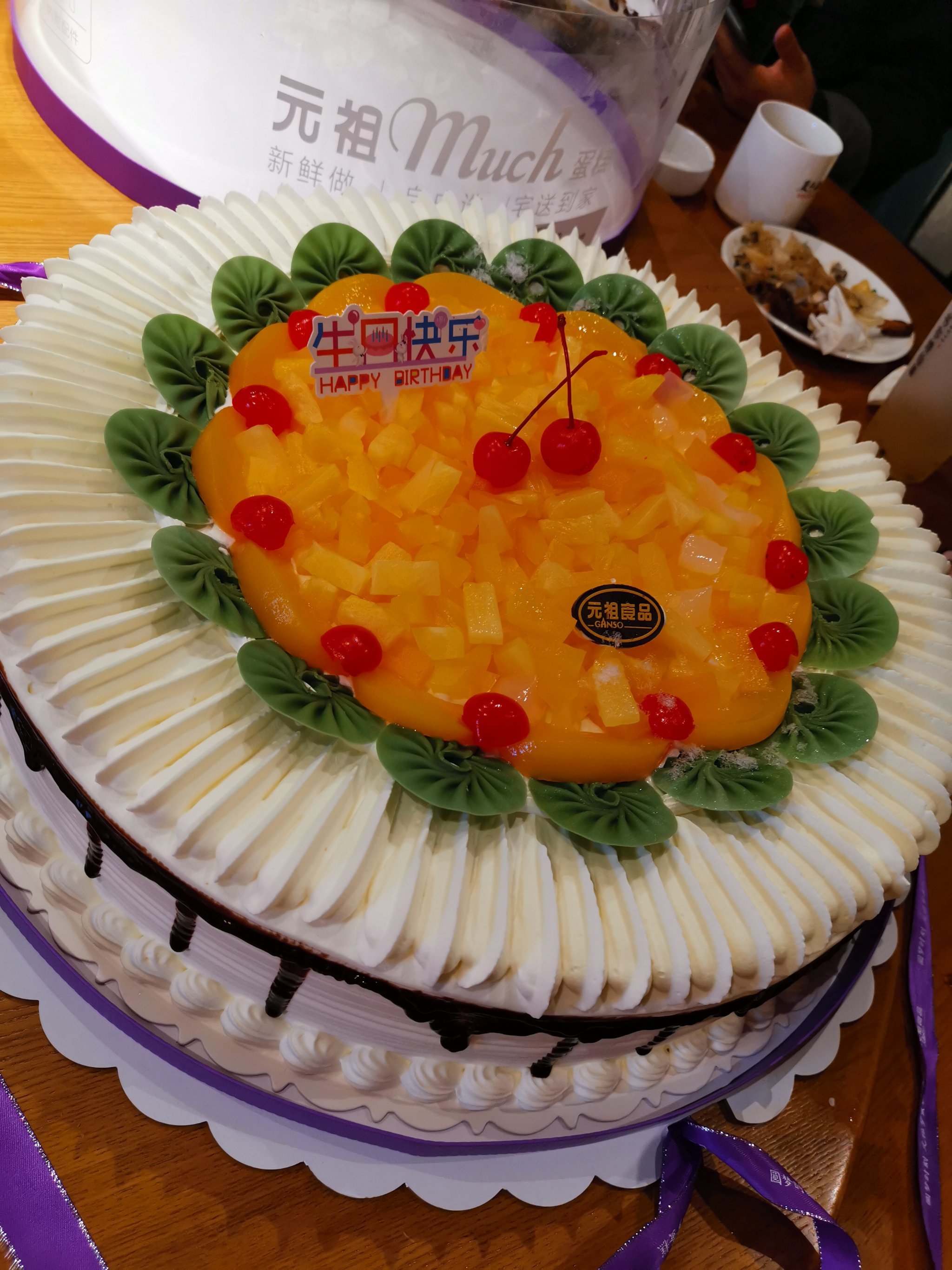 过生日同事们送了一个16寸大蛋糕应该是