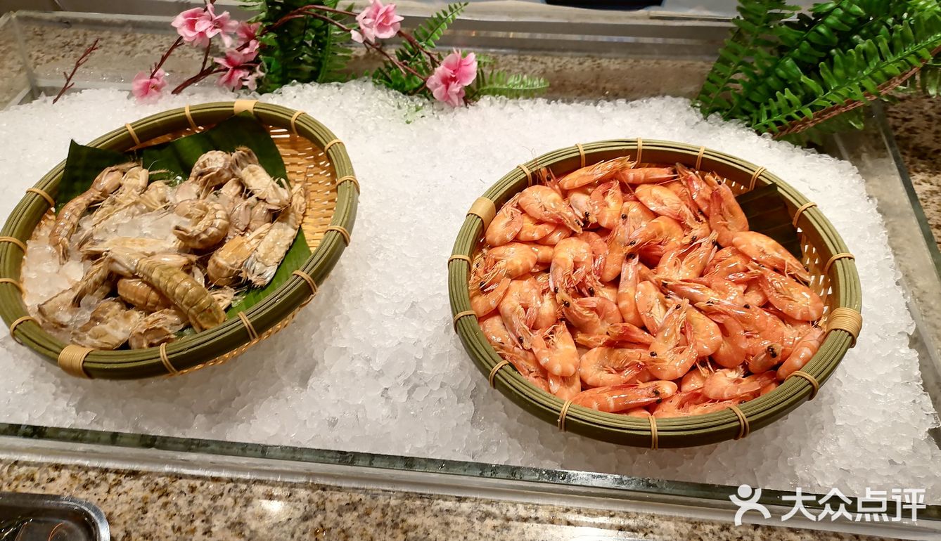 一餐饭下来，三次熊猫小木偶表演，一次不落下