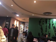 等位区-麦当劳(中山公园龙之梦店)