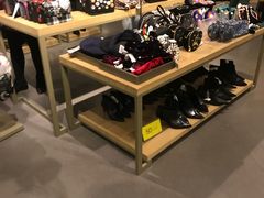 -URBAN REVIVO(高德置地广场·春广场店)