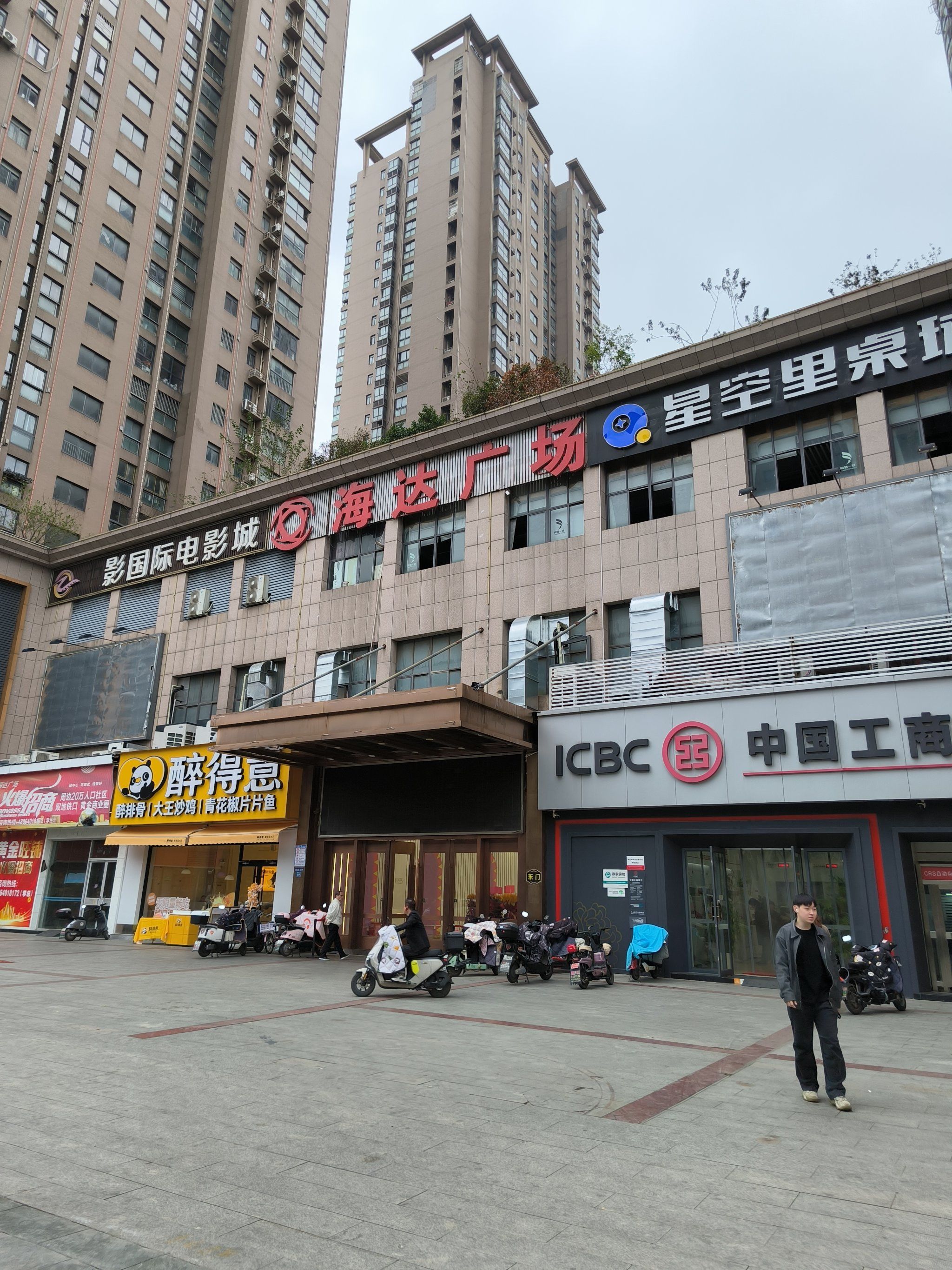 商场空荡荡的,这里的商家欲哭无泪啊